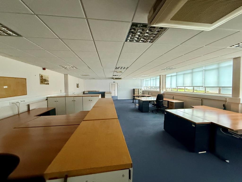 Lot: 45065 - TO BE OFFERED IN OUR 26TH MARCH AUCTION - SUBSTANTIAL COMMERCIAL INVESTMENT OPPORTUNITY WITH PART VACANT POSSESSION - Internal of office